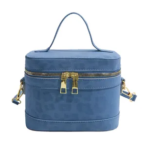 Minimalistische blaue Umhängetasche mit Leopardenmuster, Goldreißverschluss und Tragegriff