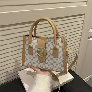 Bolso tote beige con estampado de letras M, ribete caqui y logo dorado para el trabajo