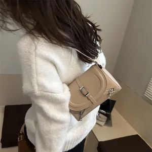 Élégant sac à bandoulière en cuir beige avec rabat magnétique et boucle en métal pour femme