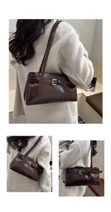 Détail du sac à bandoulière en cuir ciré marron foncé avec boucle métallique élégante