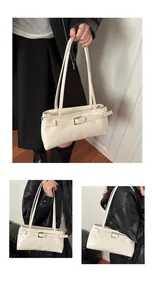 Détail du sac sous le bras crème avec boucle de ceinture et doubles bandoulières