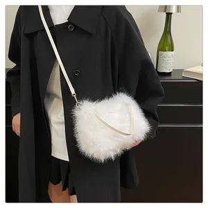 Détail du sac à bandoulière en fausse fourrure blanche avec texture douce et boucle dorée