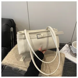 Détail du sac sous le bras en cuir ciré beige minimaliste avec boucle argentée et lanières