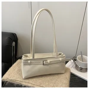 Vue détaillée du sac porté épaule crème en cuir ciré brillant avec boucle métallique