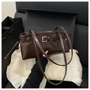 Détail du sac sous les aisselles marron chocolat vintage avec boucle et bandoulière fine