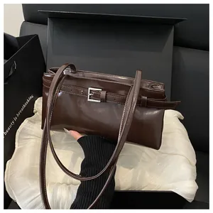 Vue détaillée du sac porté épaule en cuir marron foncé brillant avec boucle métallique
