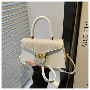 Dettaglio borsa bianca in pelle con patta intrecciata e fibbia dorata a forma di M