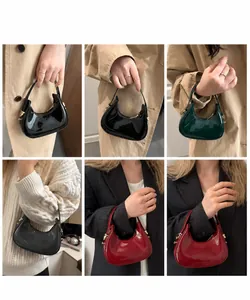 Vues détaillées de quatre sacs croissant brillants avec ferrures dorées et finitions chic