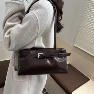Sac sous le bras minimaliste marron foncé avec finition polie et boucle argentée