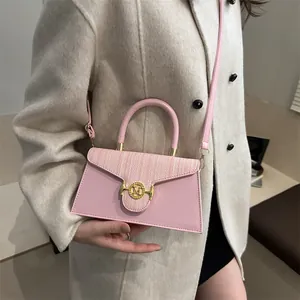 Borsa a tracolla vintage rosa con trama in tweed e fibbia a M dorata sulla modella