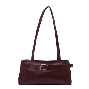 Sac sous le bras minimaliste rouge foncé en cuir ciré avec boucle en métal argenté