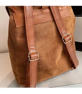 Detalle de correas ajustables con hebillas doradas en una mochila vintage color café
