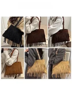 Détail de sacs cabas bohèmes à franges en quatre couleurs avec bandoulières tressées