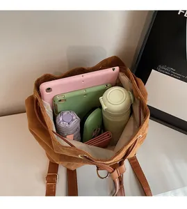 Vista interior de la mochila de ante marrón con gran espacio para tablet y paraguas