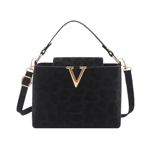 Borsa a mano leopardata nera con fibbia a V dorata e tracolla rimovibile alla moda