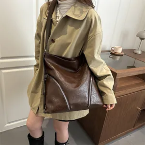 Grande borsa tote vintage marrone scuro con trama in pelle stropicciata e zip argentate