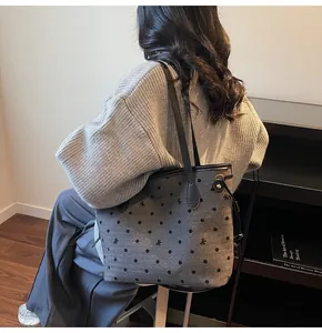 Détail du sac cabas gris à pois montrant la texture du tissu et les fines anses noires