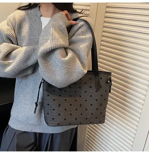 Détail du grand sac cabas gris à pois avec nœuds noirs et fine bandoulière élégante