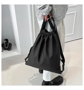 Detailansicht der schwarzen Nylon-Beuteltasche mit Kordelzug und breiten Schultergurten