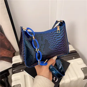 Sac hobo chic à dégradé bleu effet serpent avec chaîne épaisse et zip doré