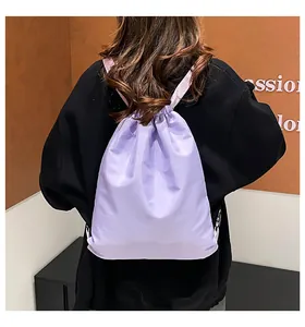 Rückansicht eines Models mit lavendelfarbenem Kordelzug-Rucksack aus leichtem Nylon-Gewebe