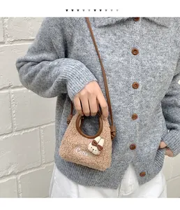 Détail du sac en peluche avec poignée en cuir et pendentif lapin mignon amovible