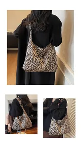 Gros plan d'un grand sac fourre-tout à motif léopard avec bandoulière large et souple