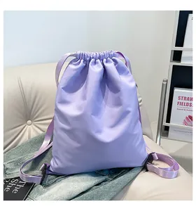 Makro-Detail des lila Kordelzug-Rucksacks mit seidiger Nylon-Textur und verstellbaren Trägern