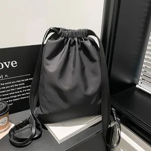 Minimalistischer schwarzer Kordelzug-Eimerrucksack aus hochwertigem Nylon für Damen