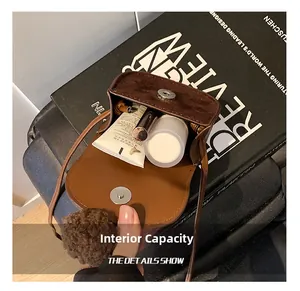 Capacità interna della mini borsa a tracolla marrone con spazio per rossetto e crema
