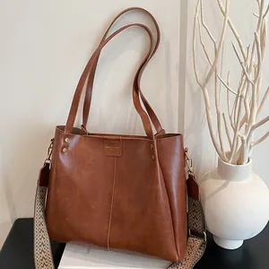 Large Capacity Retro PU Leather Tote Bag For Women Vintage Commuter Shoulder Bag With Wide Woven Strap And Gold Hardware