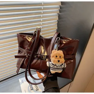 Détails du grand sac cabas en cuir ciré marron foncé avec pendentif chiot mignon