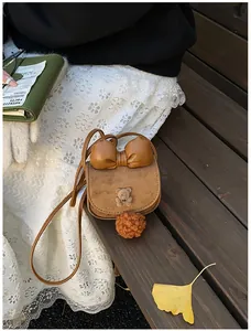 Borsa a tracolla marrone per bambine con fiocco, orsetto e dettaglio pompon in peluche