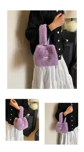 Detail van zachte paarse faux fur emmertas met een minimalistisch label en enkel handvat