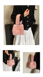 Detailopname van de roze pluizige pluche emmertas met zilveren ketting en liefdeslabel