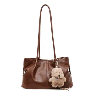 Minimalistische vintage bruine suède draagtas met een schattige pluchen honden hanger