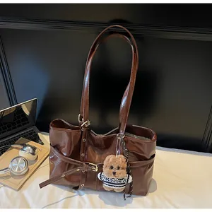Détails du sac fourre-tout en cuir ciré marron avec pendentif ours et accents dorés