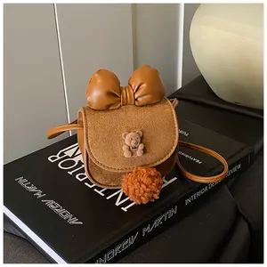 Dettaglio borsa a tracolla per bambini marrone con orsetto 3D e pompon soffice