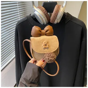 Dettaglio borsa a tracolla orsetto marrone con texture morbida e fiocco in pelle