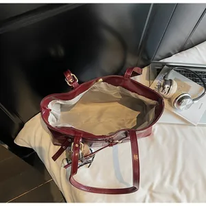 Détail de l'intérieur d'un cabas en cuir bordeaux avec doublure et poche zippée latérale