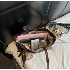 Rangement intérieur du grand sac cabas bordeaux avec tablette, carnet et peluche