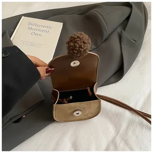 Dettaglio della chiusura magnetica e fodera nera di una graziosa mini borsa a tracolla