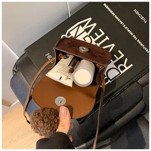 Dettaglio dello scomparto interno della borsa in pelle PU marrone con fibbia magnetica