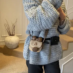 Borsa a tracolla carina per bambina con fiocco marrone e pompon su velluto color kaki
