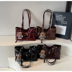 Collection de sacs fourre-tout en cuir ciré de quatre couleurs avec breloques d'ours