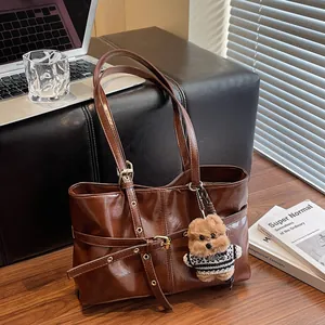 Sac Cabas pour Femmes en Cuir PU Brillant Grande Capacité Sac à Épaule pour Navette Avec Charme de Chien en Peluche Décontracté
