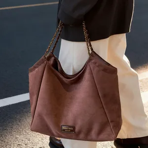 Sac cabas en daim marron avec bandoulière chaîne et plaque de marque pour femme