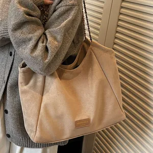 Sac fourre-tout en daim beige avec bandoulière chaîne et grande capacité pour le quotidien