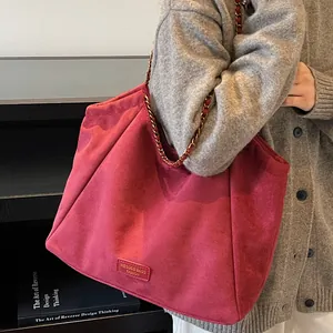 Sac cabas en daim rose foncé avec bandoulière chaîne et grande capacité pour le quotidien