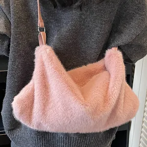 Sac à main chic en fausse fourrure rose pour femme avec esthétique minimaliste et sangle souple